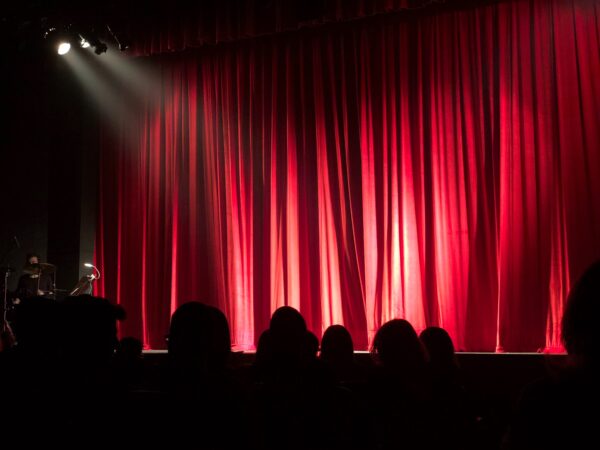 rideau rouge salle spectacle